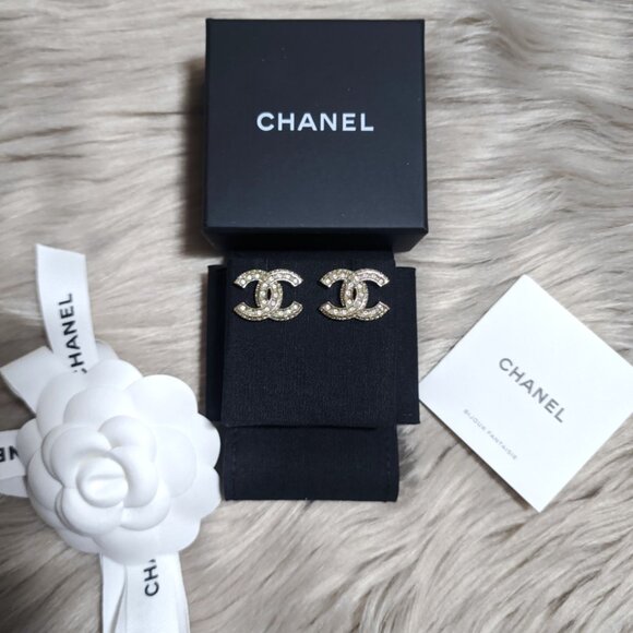 Gorgeous Authentic 2021 CHANEL Classic Stud Earrings - Picture 2 of 12